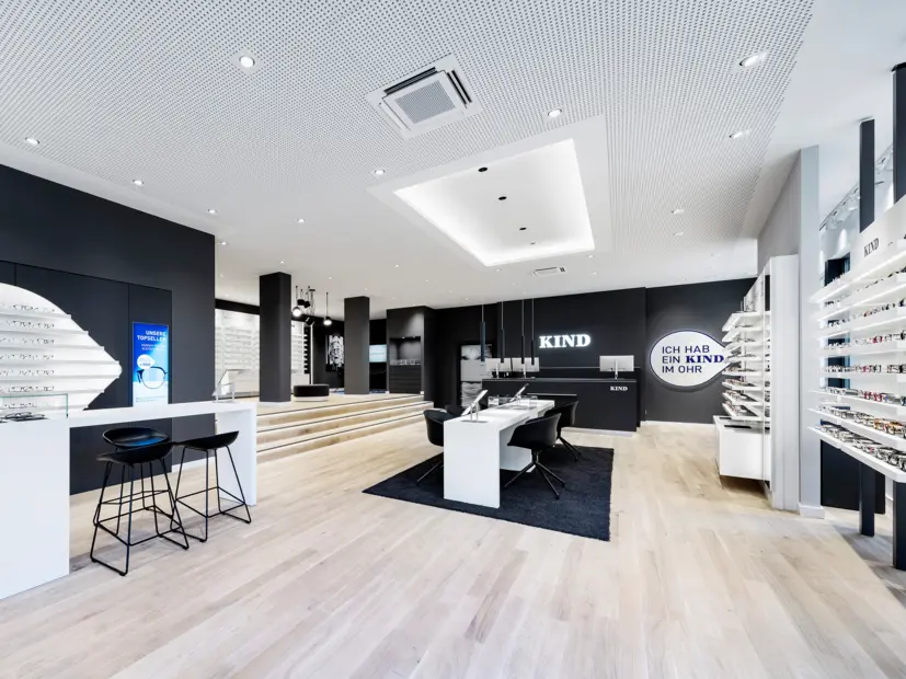 Innenansicht der Kind Filiale Bad Neuenahr – modernes Ladenkonzept mit harmonischer LED-Beleuchtung und klarer Raumgestaltung