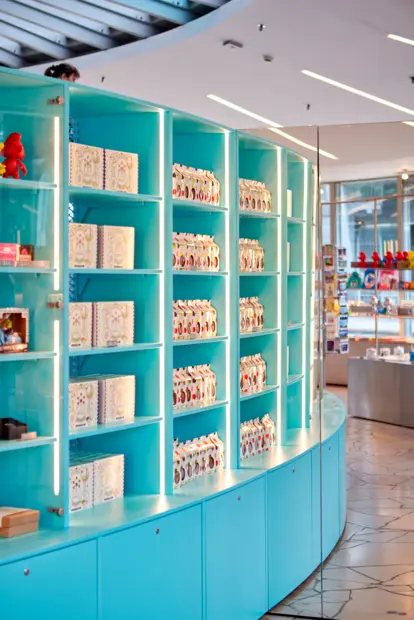 Architektonische Innenansicht des Atomium Brüssel – Licht und Geometrie im Einklang