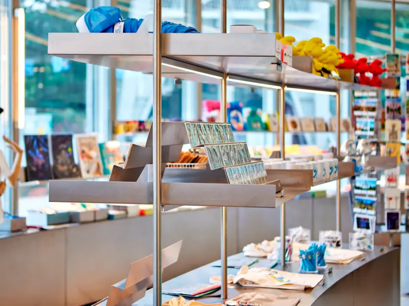 Innenansicht des Atomium Brüssel – Symbol für Innovation, Technik und modernes Lichtdesign