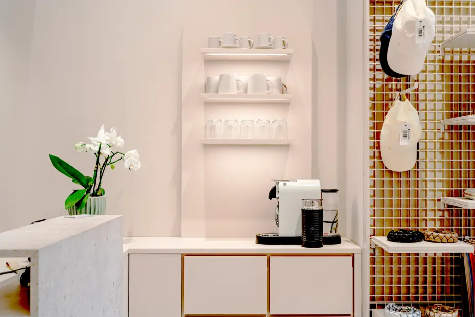 Gastrobereich mit harmonisch ausgeleuchtetem Coffee Point durch LED-Lichtleisten von DWD Concepts.