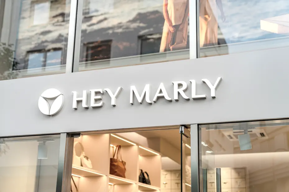 Außenfassade des Hey Marly Flagshipstores Köln mit Möbel- und Lichtdesign von DWD Concepts – einladendes Ambiente mit LED-Beleuchtung.