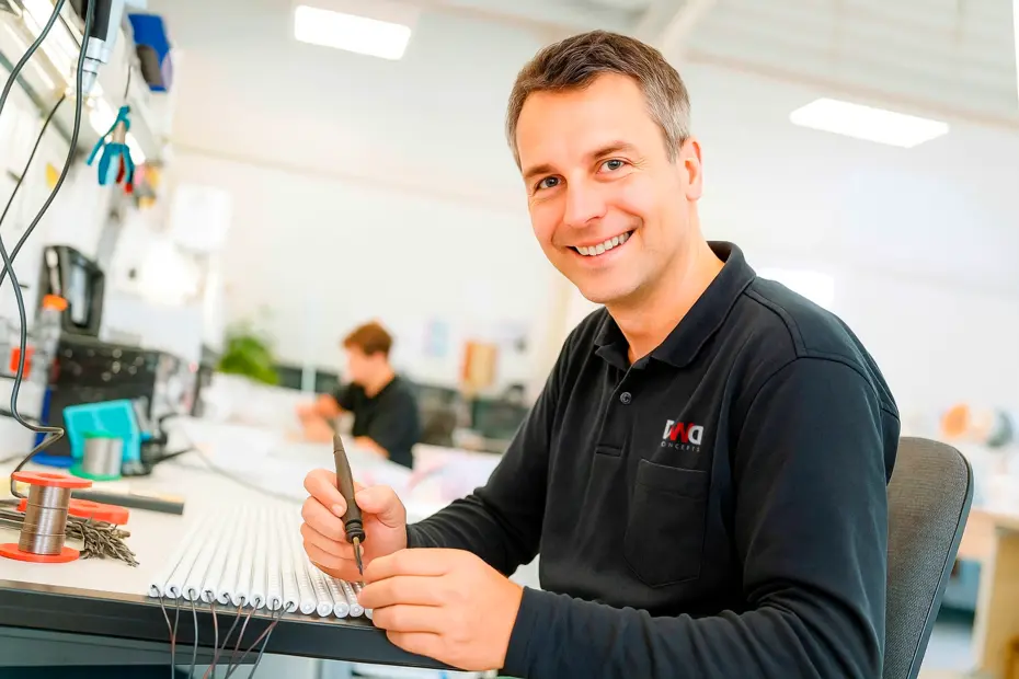 Präzisionsarbeit in der Produktion – ein Mitarbeiter lötet eine LED-Lichtleiste der Gallery-Serie