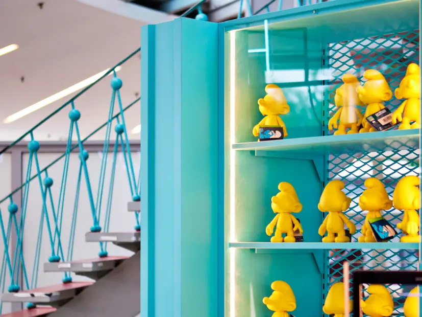 Innenaufnahme des Atomium Brüssel – begehbare Kugel mit LED-Licht und moderner Ausstellungsarchitektur