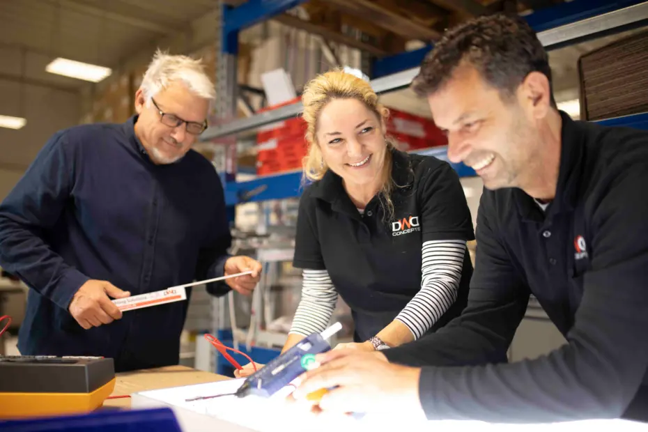 Mitarbeiter der Produktion im Gespräch, Austausch über Fertigungsabläufe und technische Details.