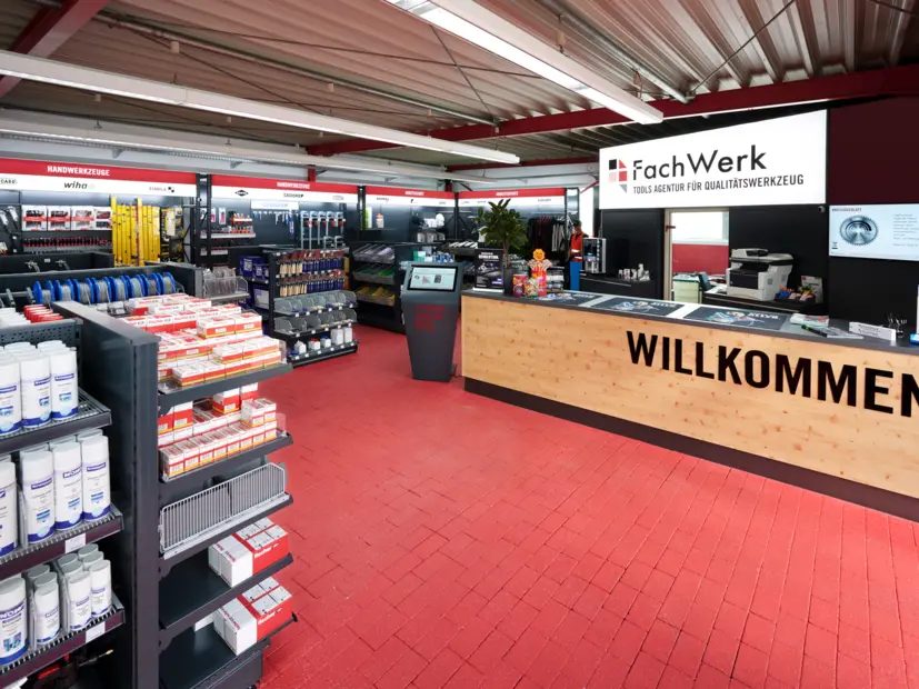 Innenansicht der Fachwerk-Filiale Nordwest mit LED-Regalbeleuchtung und beleuchteten Kundenführungs-Panels