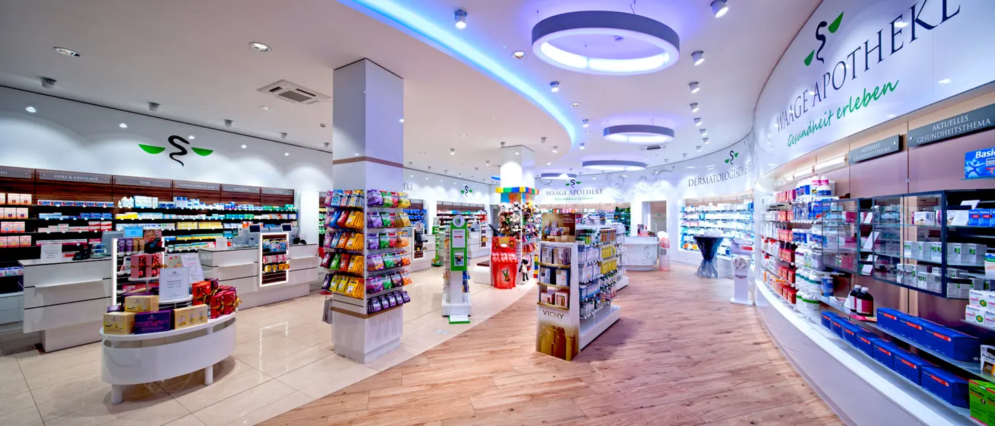 Innenansicht der Waage Apotheke mit moderner Beleuchtung und klarer Gestaltung.