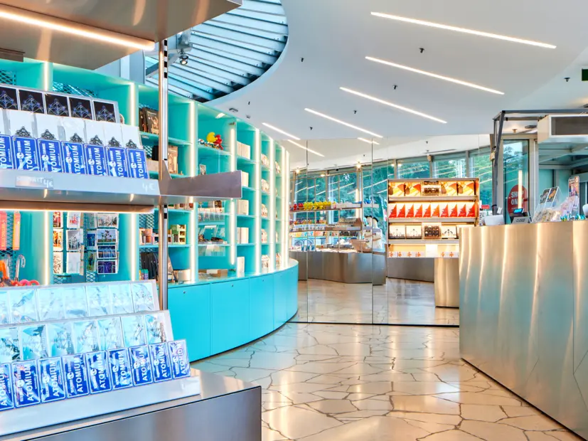 Innenansicht des Atomium Brüssel – architektonisches Meisterwerk mit futuristischer Edelstahlstruktur und LED-Beleuchtung