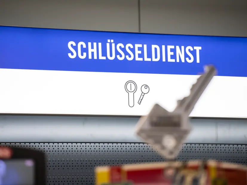 Fachwerk-Filiale Nordwest mit großflächigen LED-Panels zur Kundenführung und harmonischer Raumbeleuchtung