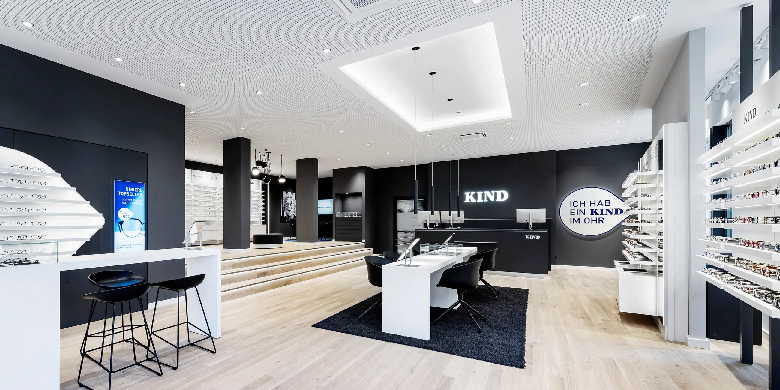 Innenansicht der Kind Filiale Bad Neuenahr – modernes Ladenkonzept mit harmonischer LED-Beleuchtung und klarer Raumgestaltung