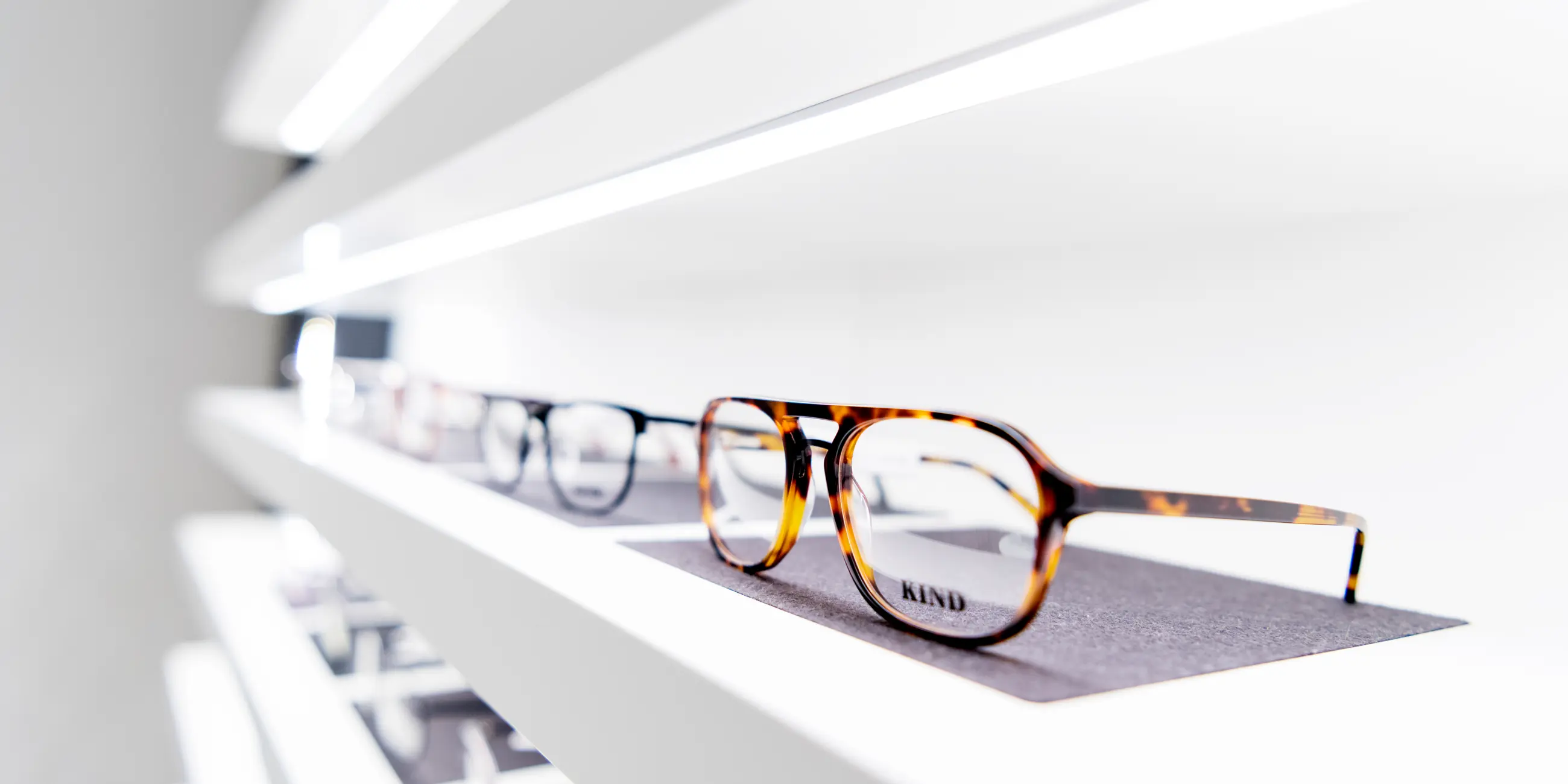 Nahaufnahme eines Brillenfachbodens im KIND Store Göttingen.