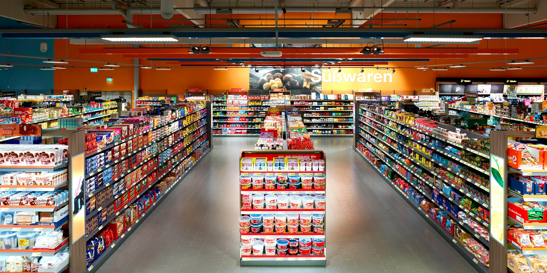 Süßigkeitenregale bei EDEKA Göbel mit präziser LED-Beleuchtung
