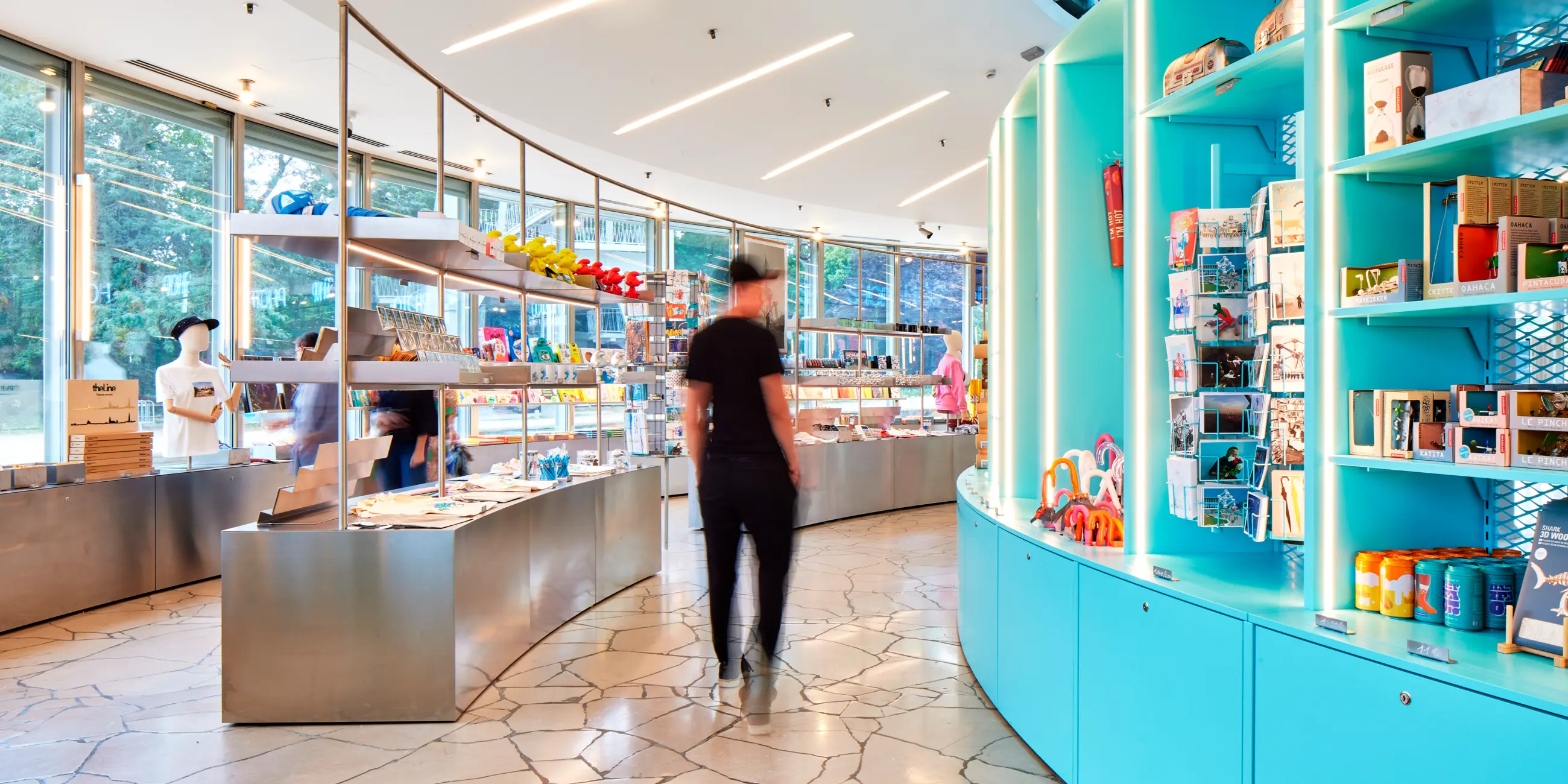 Atomium-Bruessel-Innenansicht-8Innenraum des Atomium in Brüssel – beleuchtete Stahlkonstruktion mit geometrischer Raumstruktur