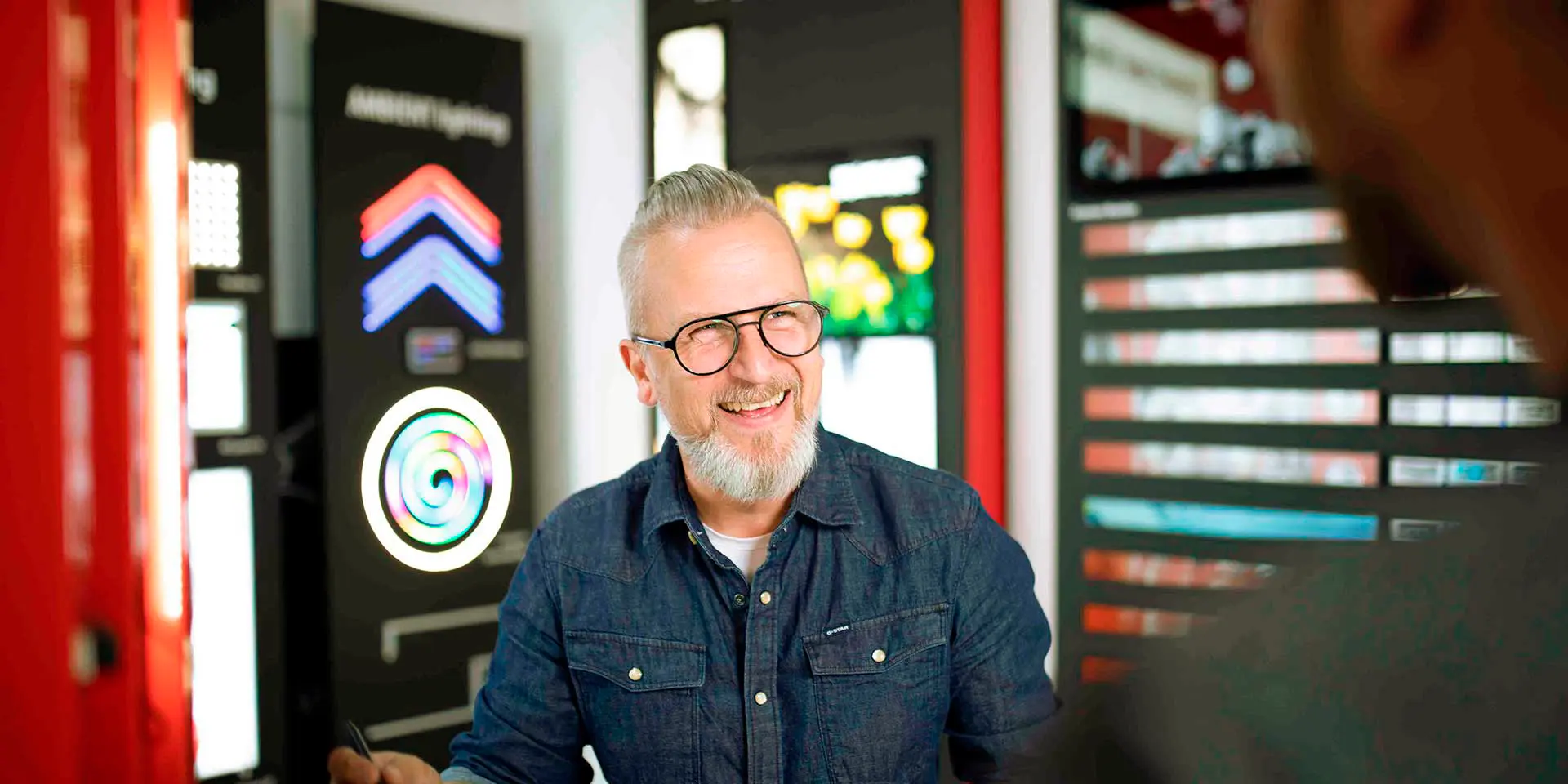 Einblick in das Lichtstudio der DWD Concepts GmbHEinblick in das Lichtstudio der DWD Concepts GmbH mit verschiedenen LED-Lichtsystemen und Präsentationsbereichen.