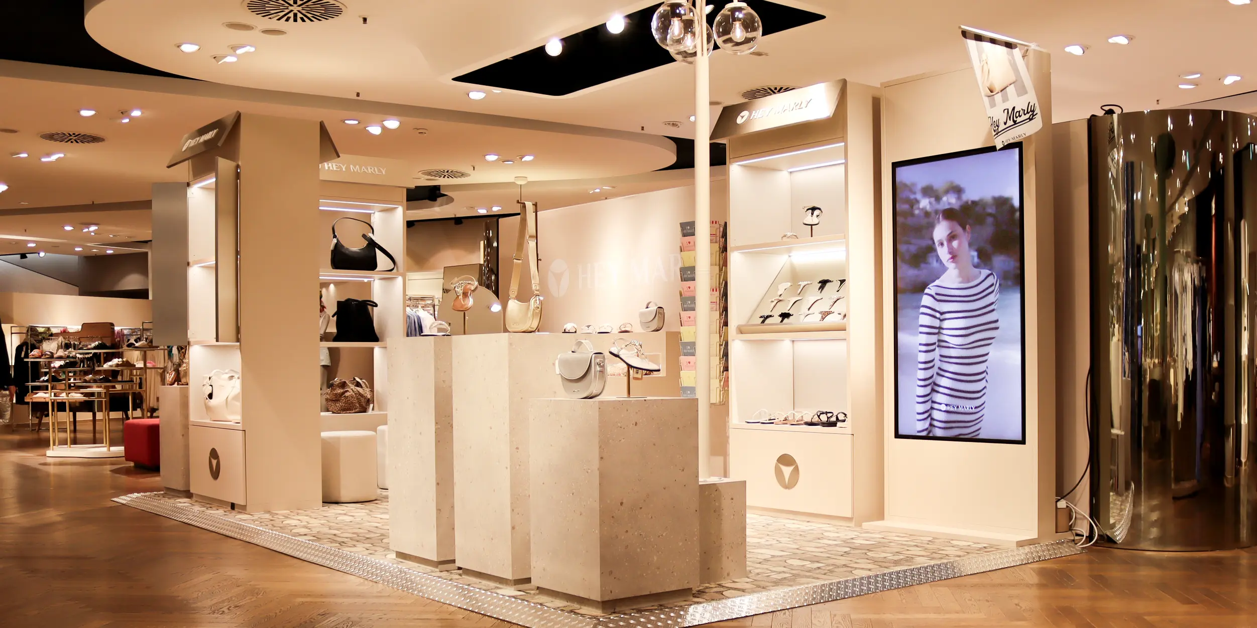 Pop-up-Store von HEY MARLY im Modehaus in Düsseldorf – offene Fläche mit Möbeln im Kiosk-Flair, Marken- und Produktinszenierung.