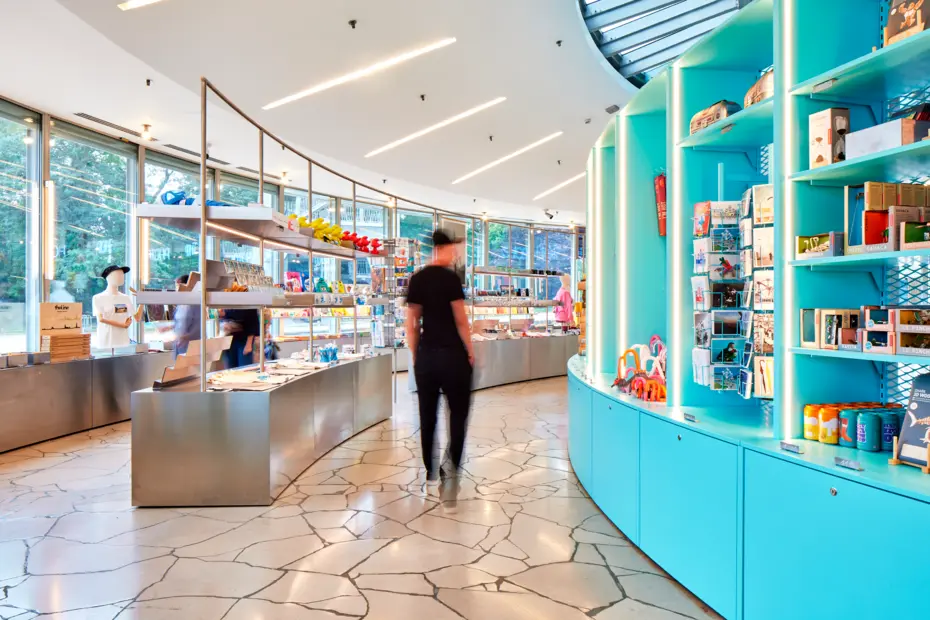 Atomium-Bruessel-Innenansicht-8Innenraum des Atomium in Brüssel – beleuchtete Stahlkonstruktion mit geometrischer Raumstruktur