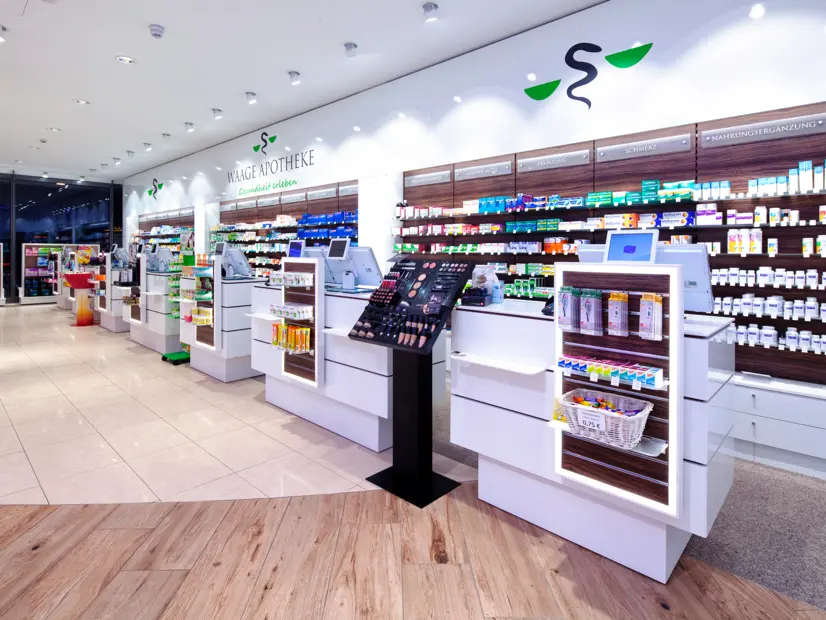 Innenansicht der Waage Apotheke mit moderner LED-Beleuchtung von DWD Concepts
