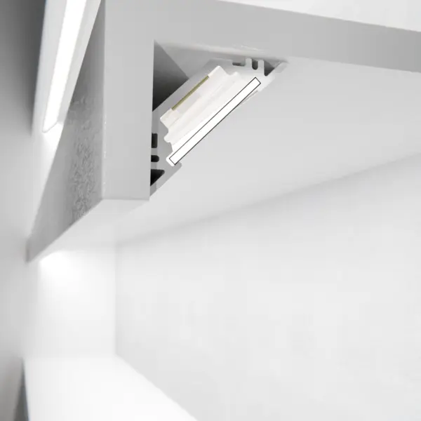 Eckprofilleuchte TRIGONA montiert am vorderen Regalfachboden – präzise und moderne LED-Regalbeleuchtung von DWD Concepts
