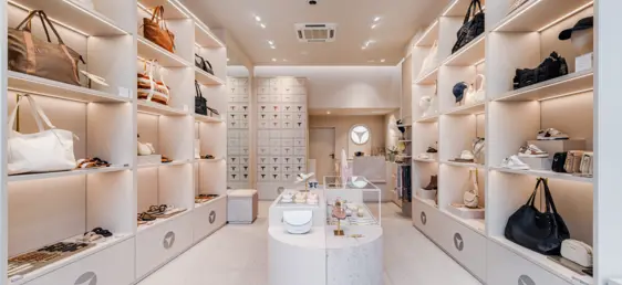 Innenansicht des Hey Marly Fashion Stores – moderne Boutique mit stilvoller LED-Beleuchtung und eleganter Modepräsentation