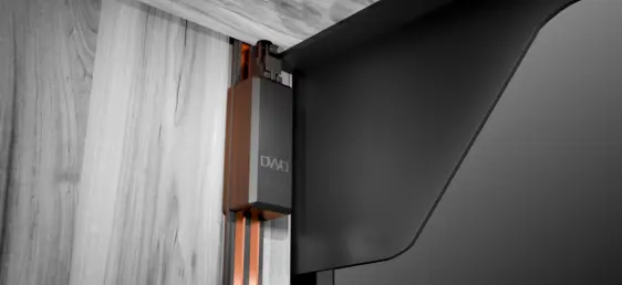 Woodline Stromschiene mit angeschlossenem Plug zur unsichtbaren Stromversorgung.